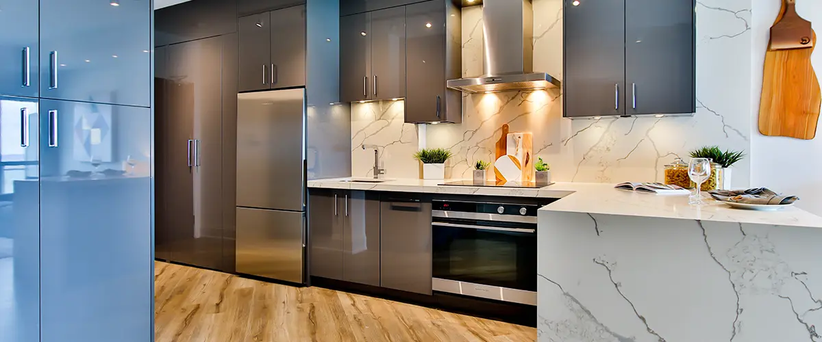 Modern kitchen with glossy cabinets and marble backsplash